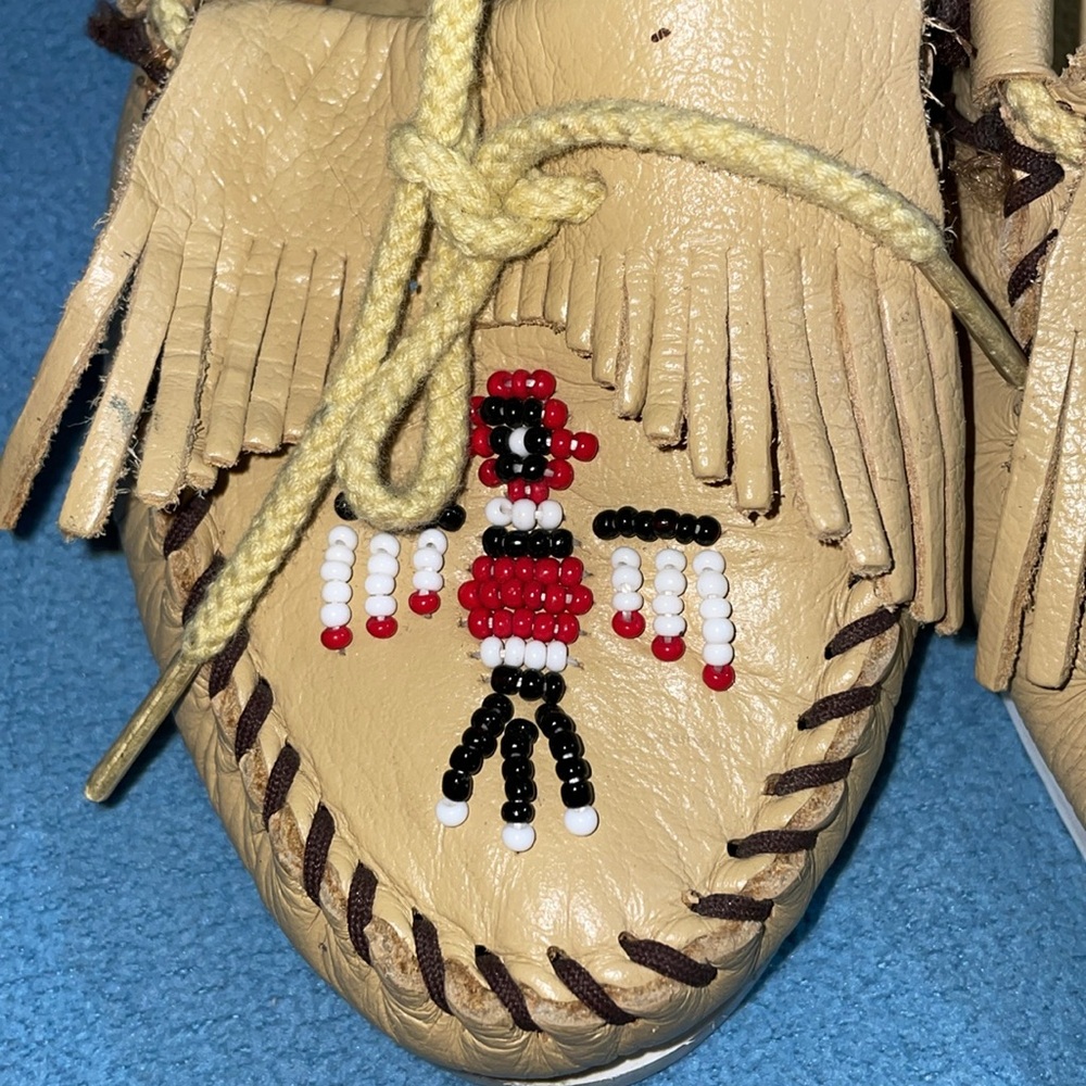 Minnetonka women’s size 7 tan genuine, leather moccasins w/beading - Picture 2 of 5